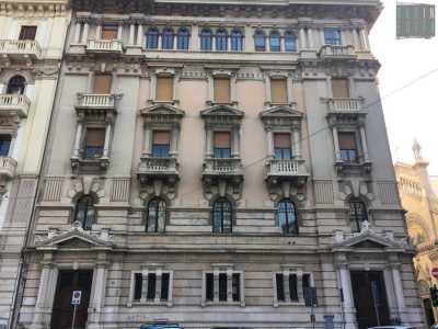 Il palazzo ha due portoni: da quello di sinistra si accede alle abitazioni civili, quello di destra permette di entrare nella chiesa del Sacro Cuore